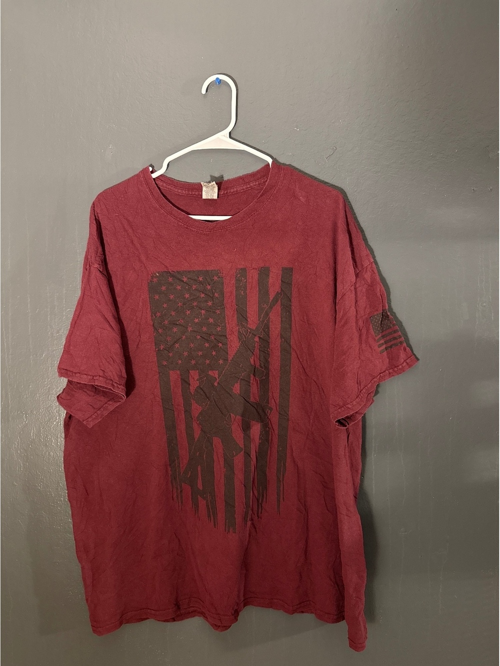 Gildan Heavy Cotton 2XL Maroon Graphic T-Shirt with American Flag and Rifle